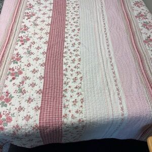 Floral Patchwork Quilt - Pink and White coverlet.